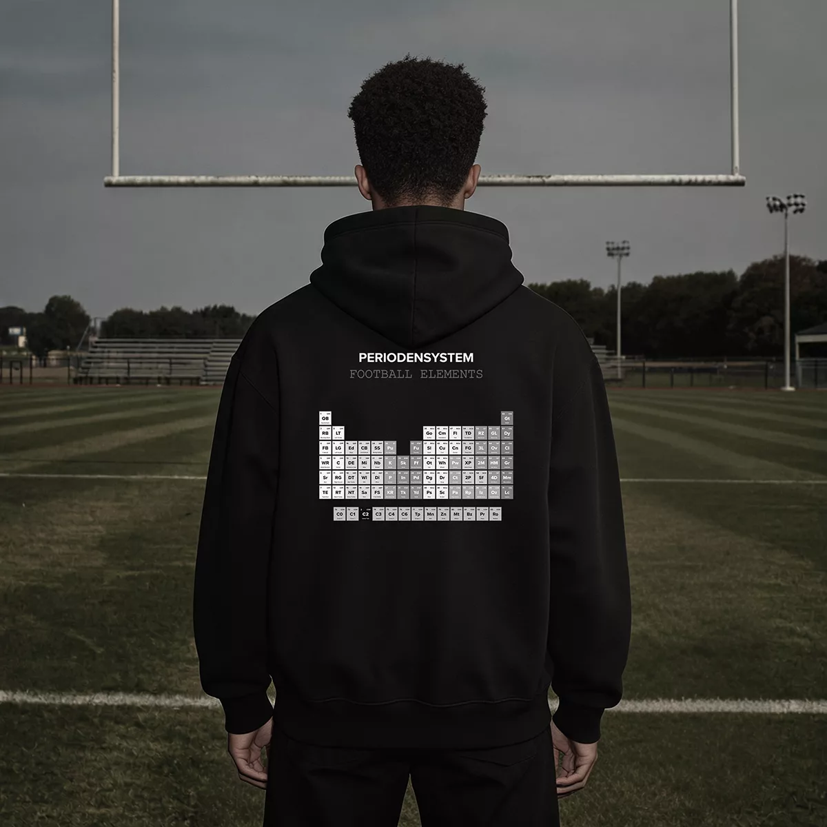 Model mit dem Periodensystem Hoodie auf dem Spielfeld